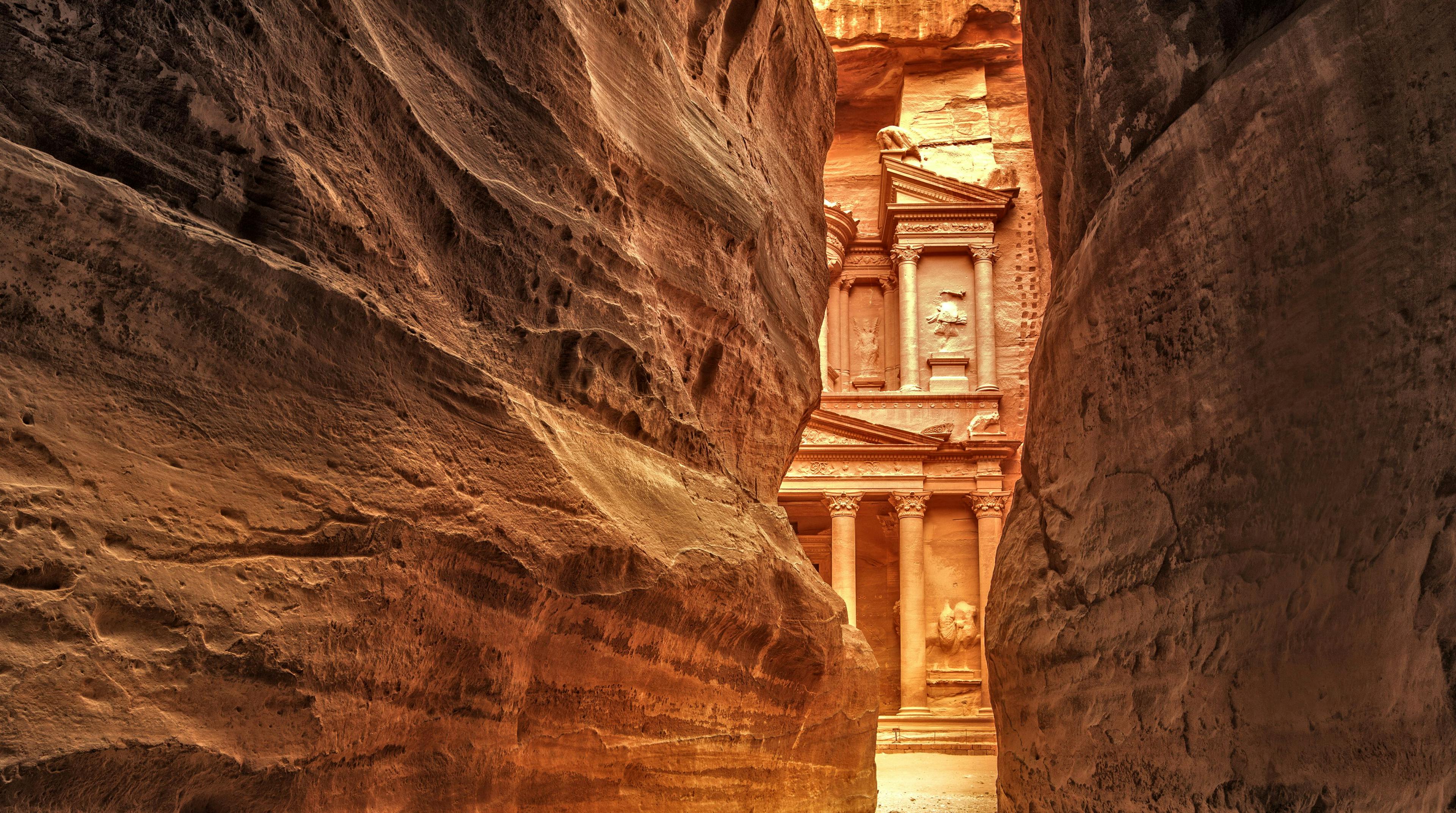 Siq in Ancient City of Petra, Jordan | Image Credit: © klemenr - stock.adobe.com