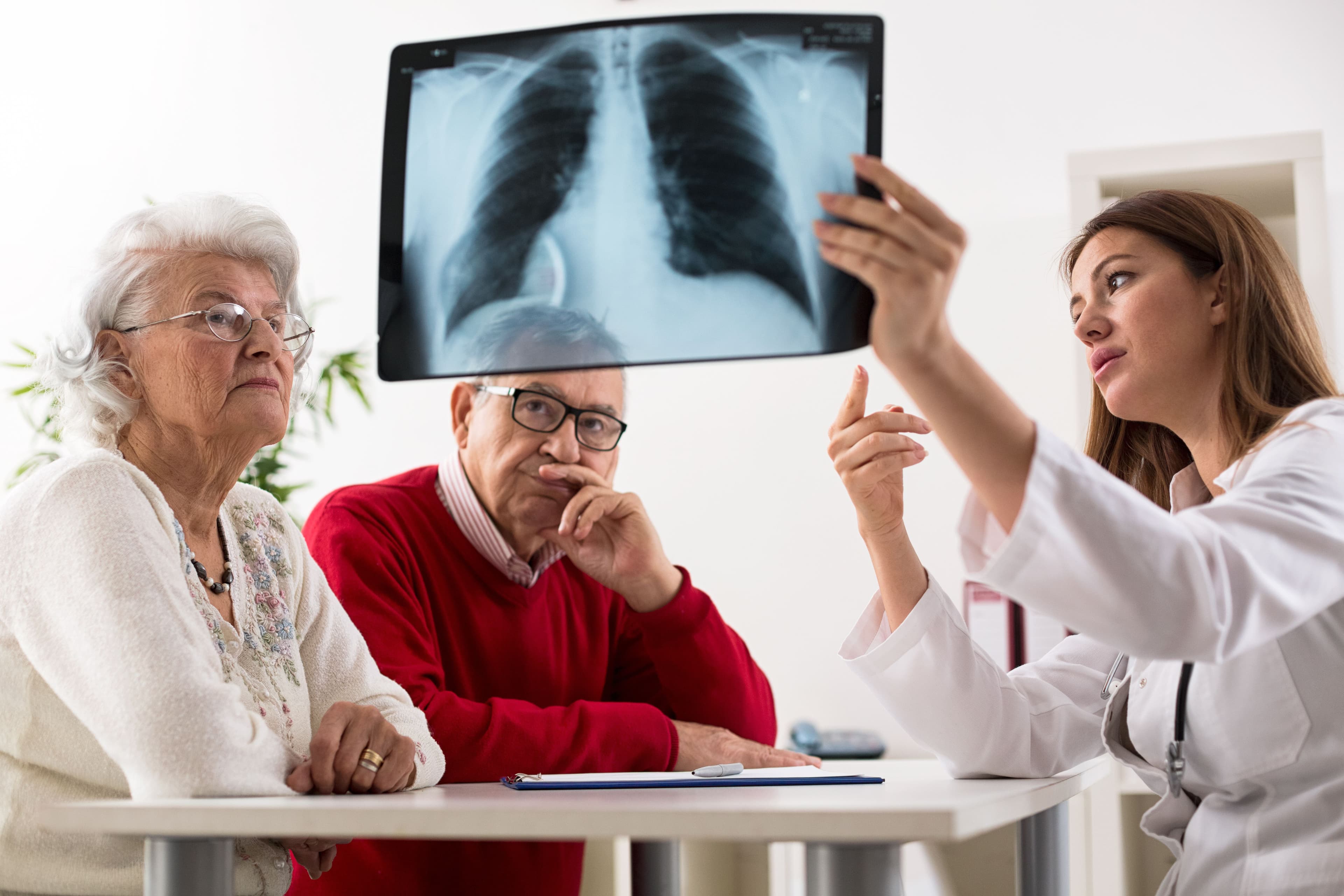 Doctor shows results to old patient x-ray of the lungs | Image Credit: © didesign - stock.adobe.com