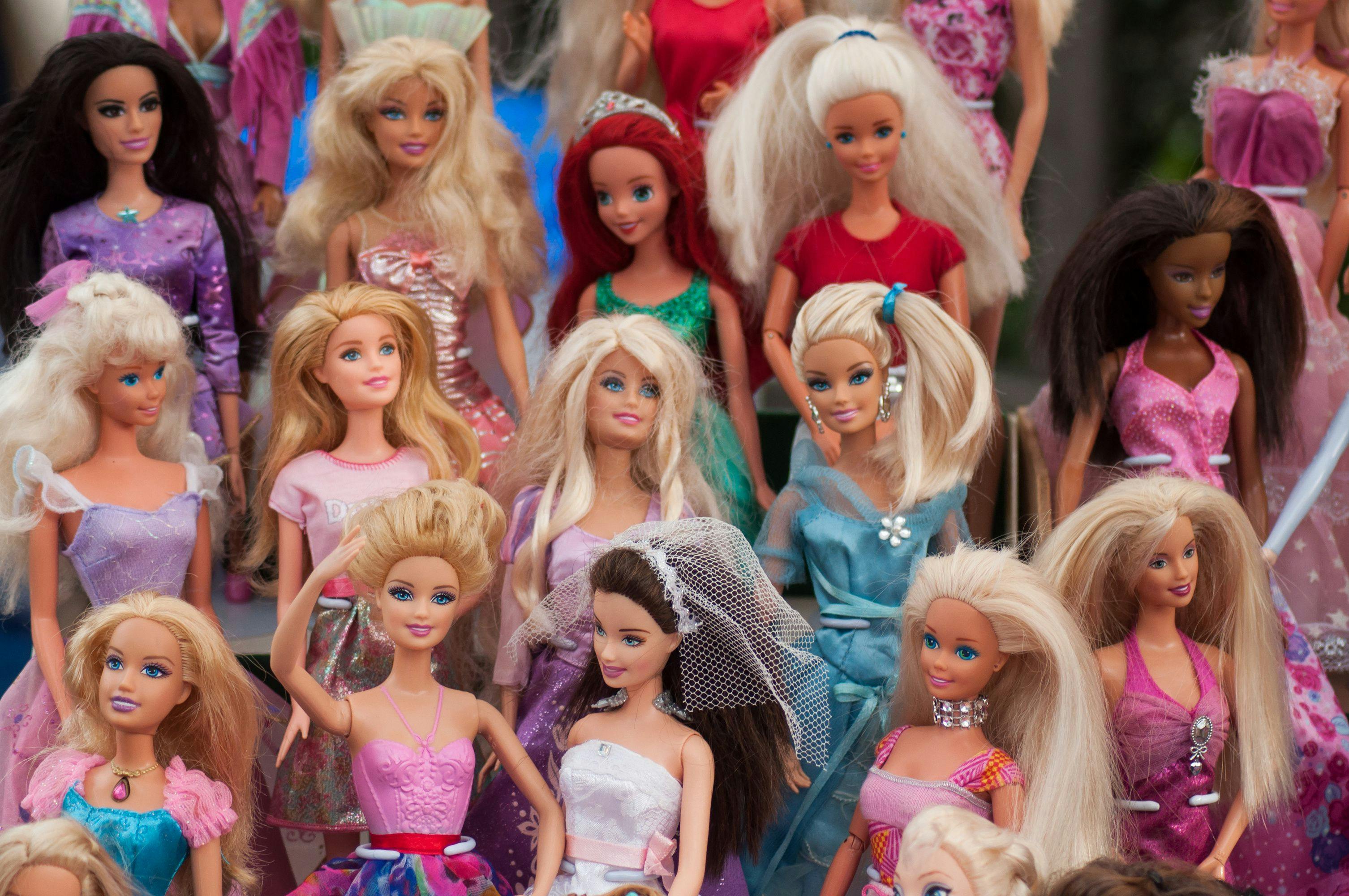 Barbie dolls collection at flea market in the street © pixarno - stock.adobe.com