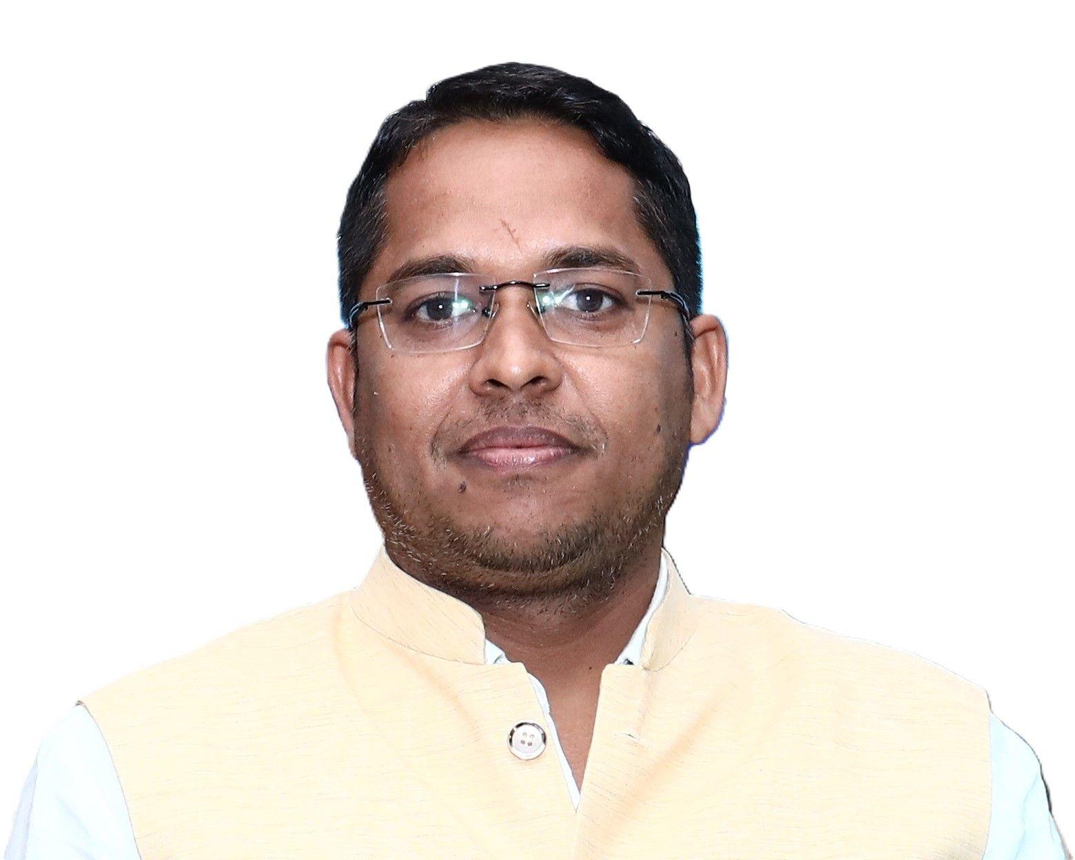 Vijay Kumar Yadav is currently providing his services to the Dr. A.P.J. Abdul Kalam Institute of Forensic Science and Criminology, Bundelkhand University, Jhansi, Uttar Pradesh, as an Assistant Professor. He received his Master’s degree and PhD at Bundelkhand University, Jhansi, and joined the faculty at Bundelkhand University, Jhansi, where he has been teaching since 2011. From 2018 to 2021, he served as Coordinator/Head of Department. He has more than 13 years’ experience teaching UG and PG Students of Forensic Science at Bundelkhand University. He has been a member and convener of the Board of Studies Committee on Forensic Science Subjects since 2015. He has been a member of the University Proctorial Board as an assistant proctor. He has actively participated in various extracurricular activities organized by Bundelkhand University, Jhansi. During his 13-year journey, he has published more than 30 research papers and several book chapters in different journals of national and international repute. Yadav has supervised the dissertations of more than 90 postgraduate students. In addition to this, two research scholars are currently pursuing their doctoral theses under his supervision. He has organized various national and international conferences, seminars, and workshops at Bundelkhand University, Jhansi. He has visited or been invited to various forensic science laboratories and forensic science institutions for training and research, talks, and lectures. Specifically, he worked in the field of forensic chemistry and material science, with research interests focused on different aspects of adulteration in materials and arson analysis. Yadav is associated with different universities as a member of the Board of Studies Committee and examiner panel. He is a prestigious life time member of the Indian Science Congress Society. He is also serving as a reviewer for various national and international journals. Photo courtesy of Vijay Kumar Yadav.