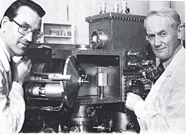 Kai Siegbahn and his coworker, Dr. Ulrik Gelius, at one of the new generation of ESCA instruments in 1978. (photo Fred Eklöw, Uppsala)